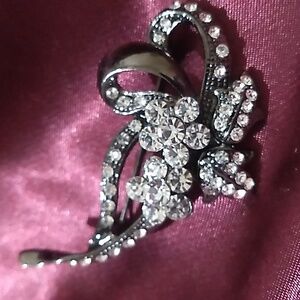 Flower bow brooch